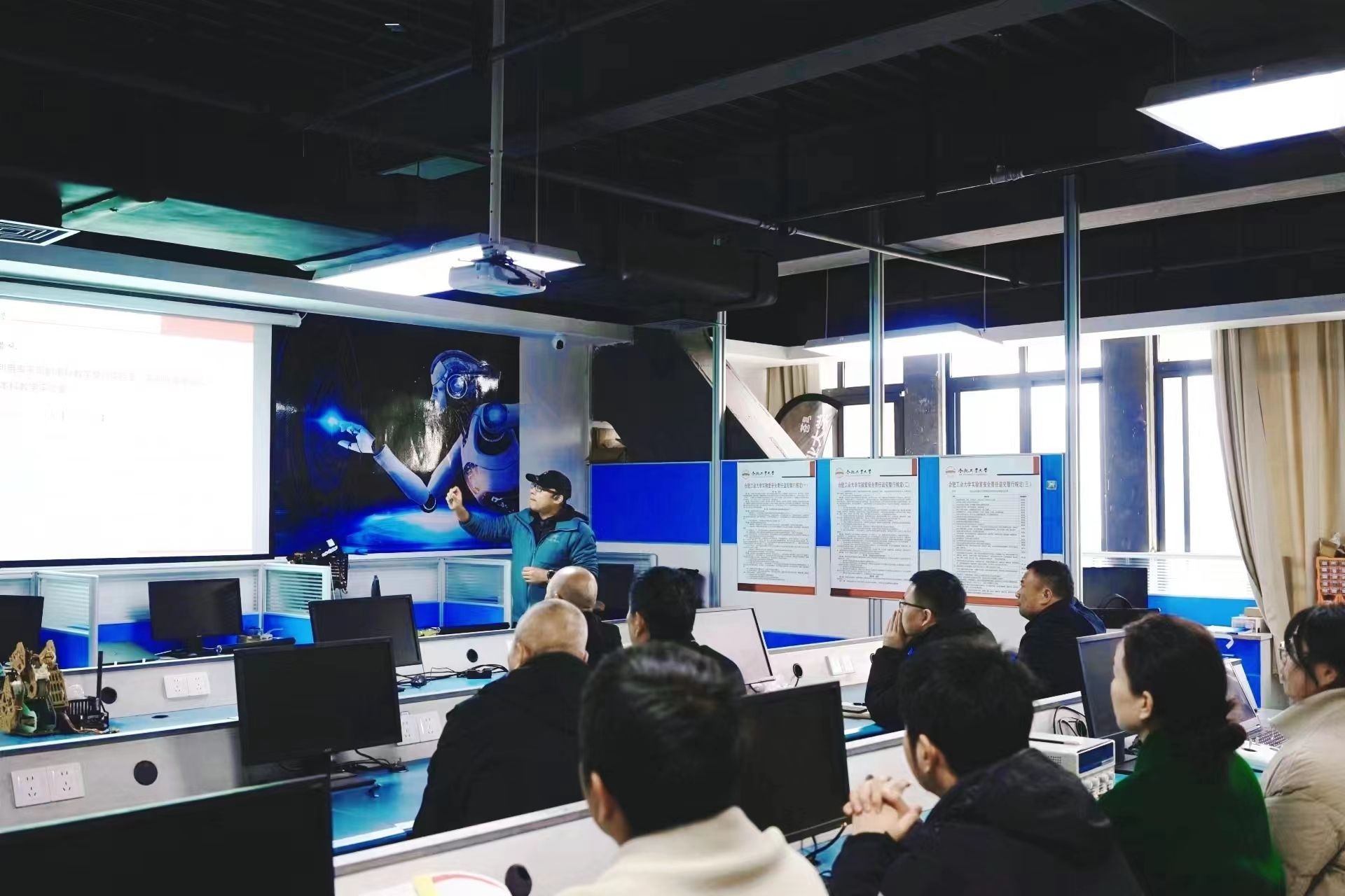 亳州新能源學校來訪我校開展信息技術咨詢服務調研交流